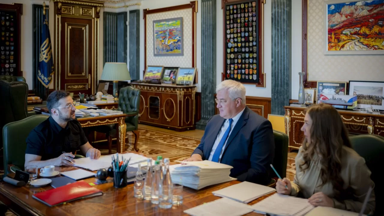 Президент Владимир Зеленский провел совещание с министром иностранных дел Андреем Сибигой / Фото: Офис президента