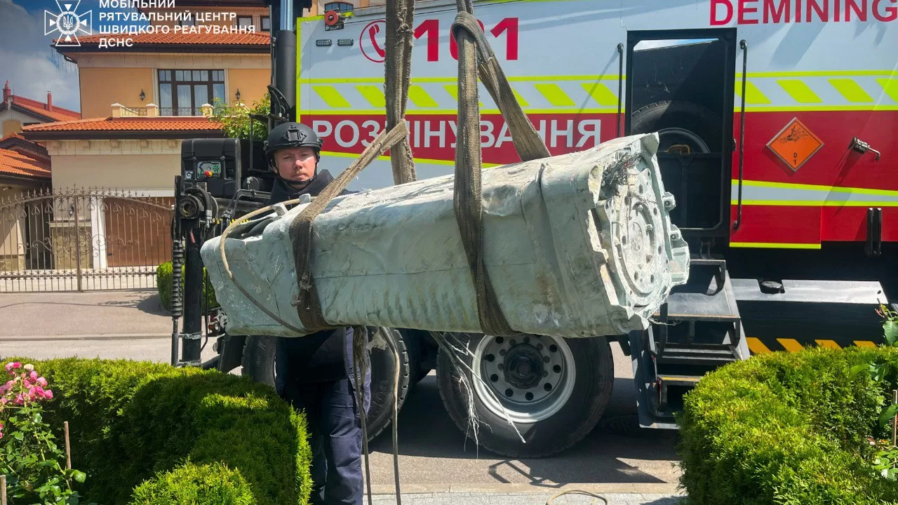 В Киеве саперы обезвредили боевую часть российской ракеты / Фото: ГСЧС