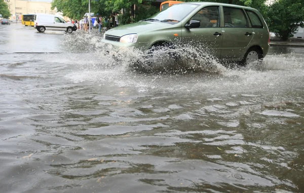 Автівки на затопленій вулиці / Фото: Depositphotos