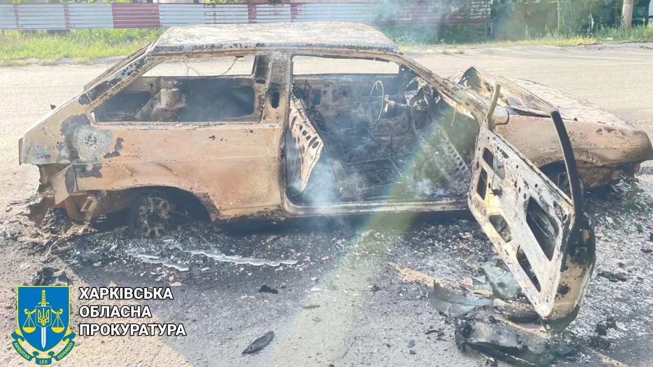 Автівка після влучання дрона на Харківщині / Фото: Харківська обласна прокуратура