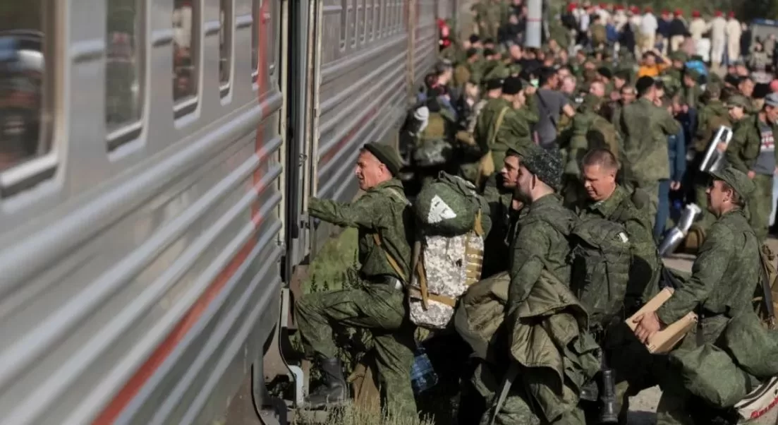 Российские солдаты на вокзале / Фото: AP