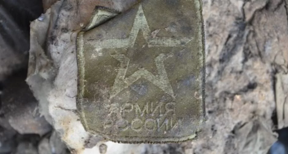 Російський шеврон, знайдений на репатрійованому тілі / Фото: МВС