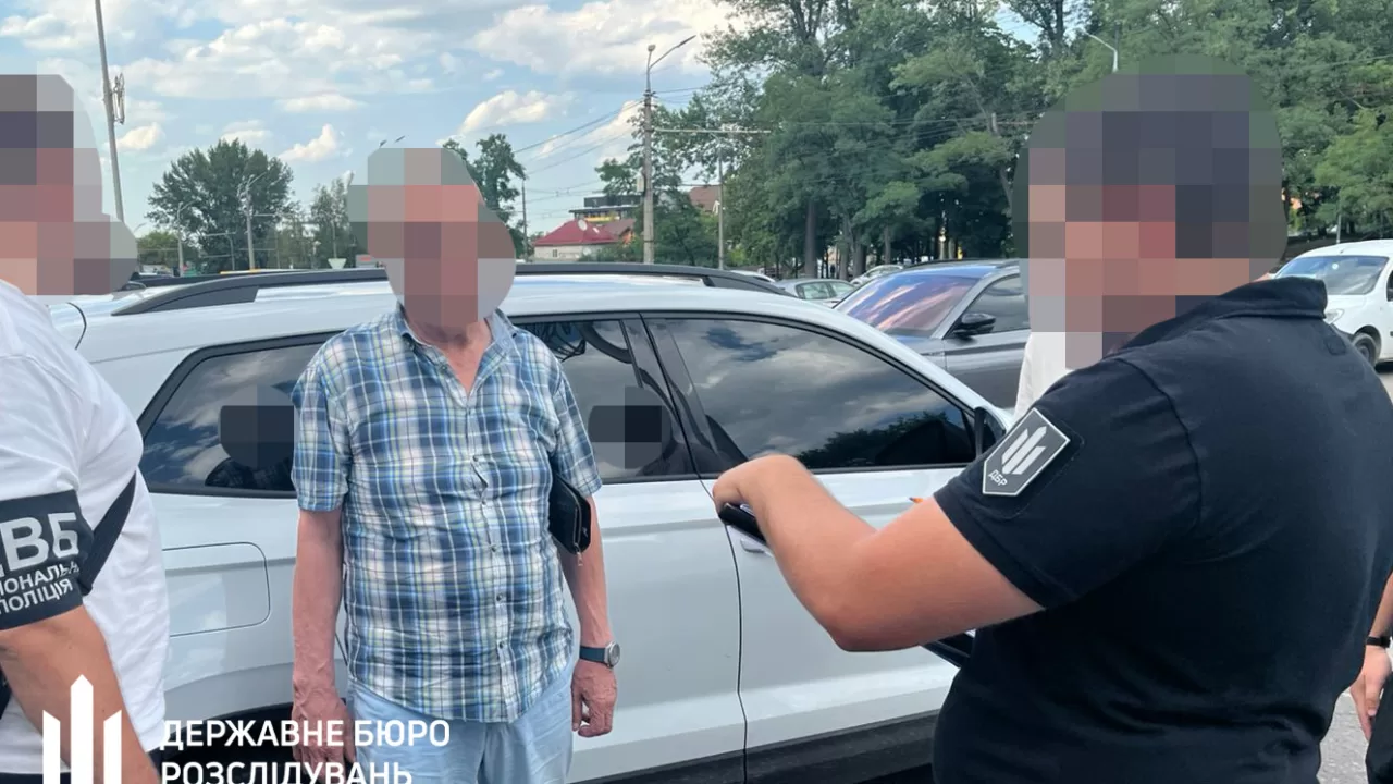 Задержание экс-должностного лица больницы Днепра / Фото: ГБР