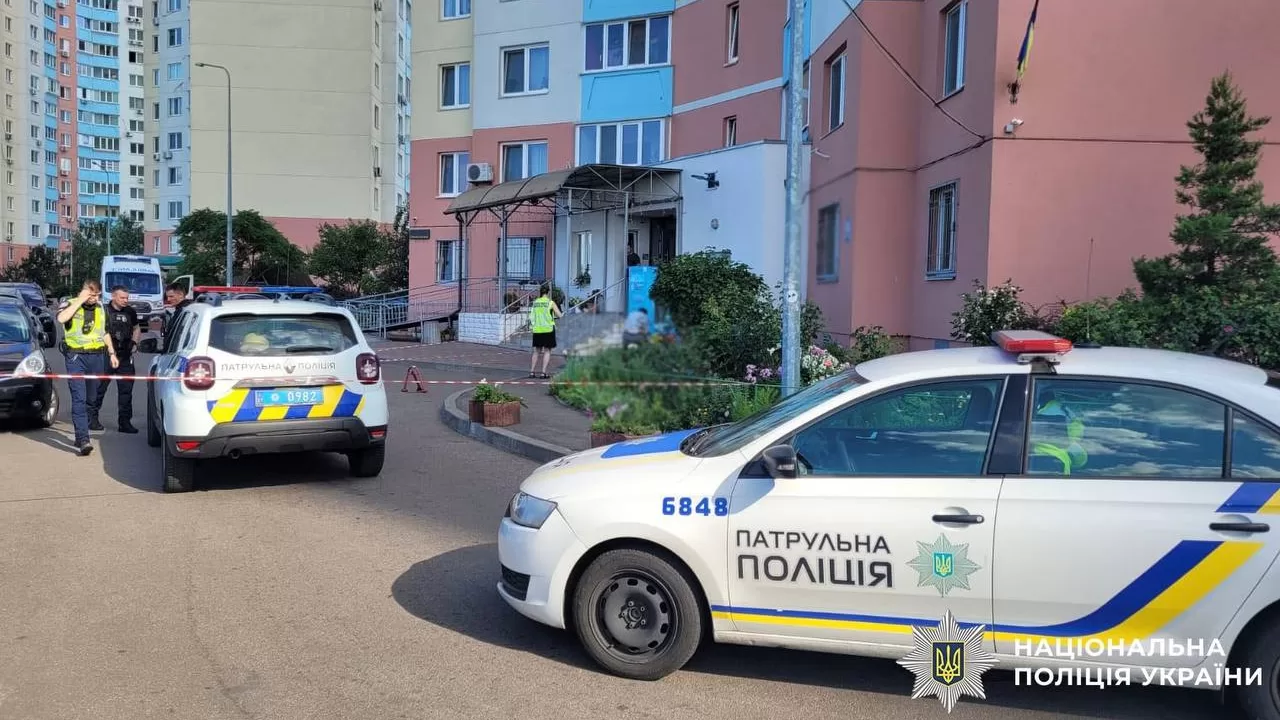 Поліція на місці падіння дитини з вікна / Фото: Поліція Києва