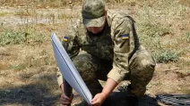 Український військовий встановлює Starlink / Фото: ЗСУ