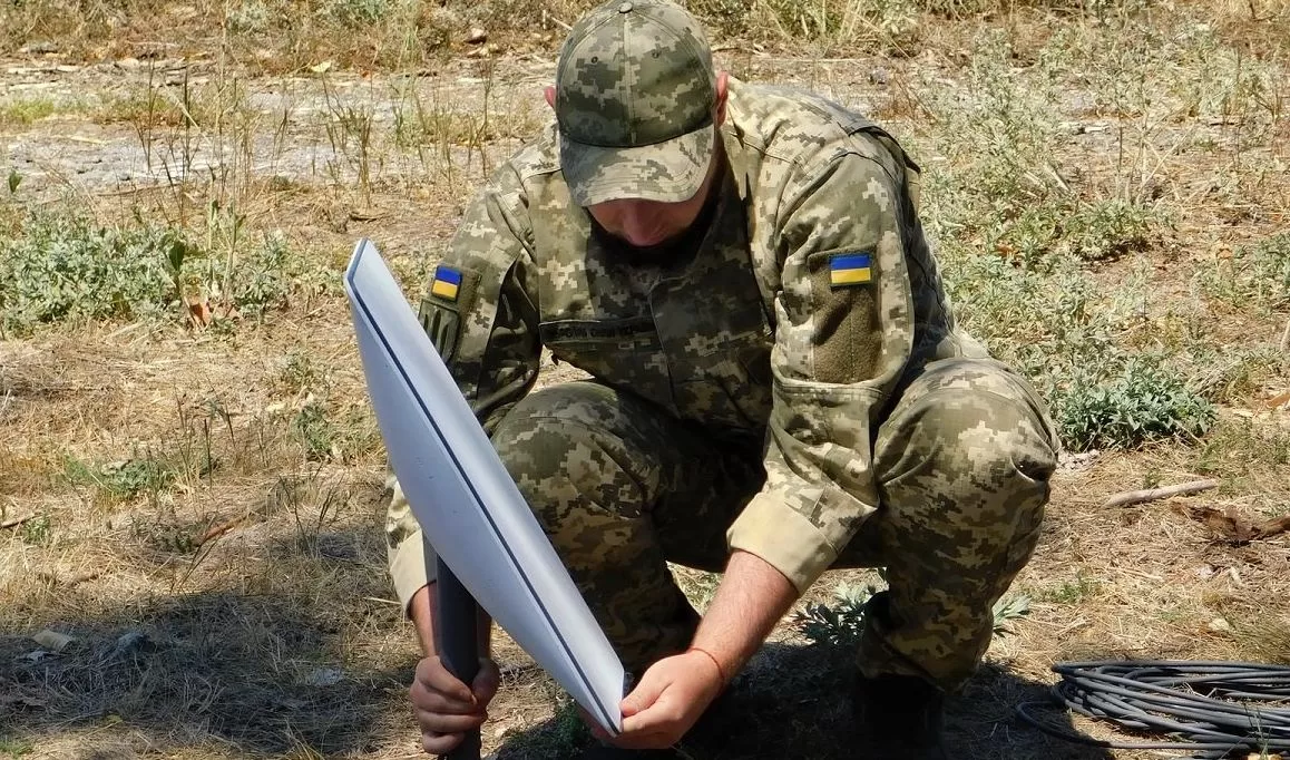 Украинский военный устанавливает Starlink / Фото: ВСУ