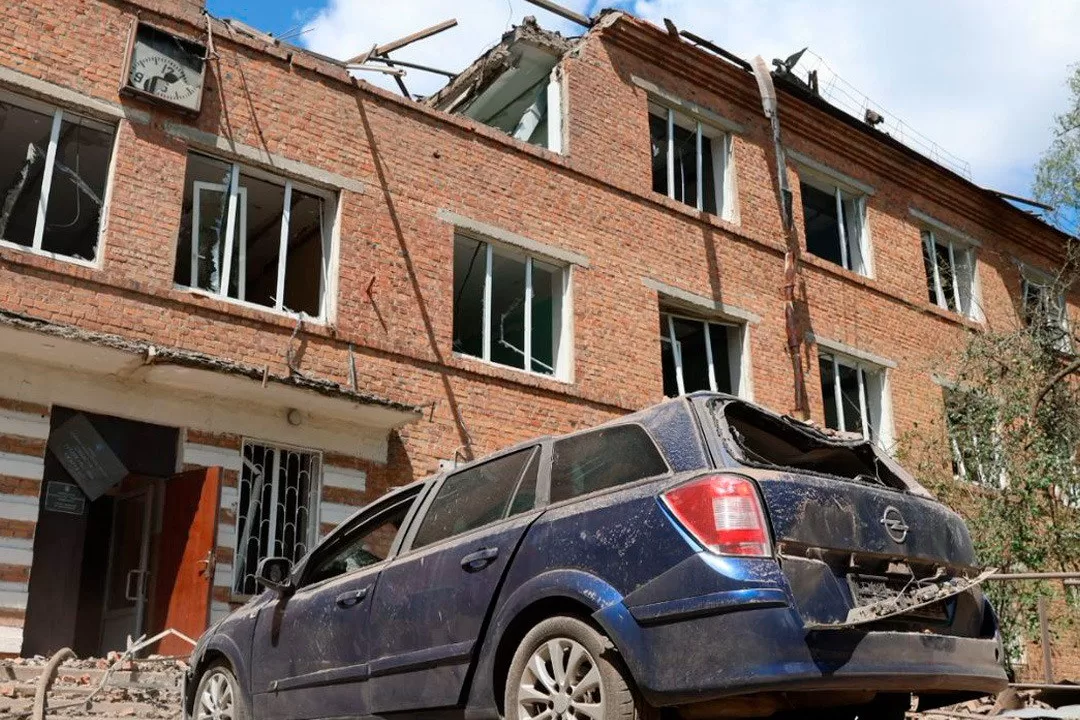 Зруйнований російською авіабомбою тубдиспансер у Харкові / Фото: Нацполіція