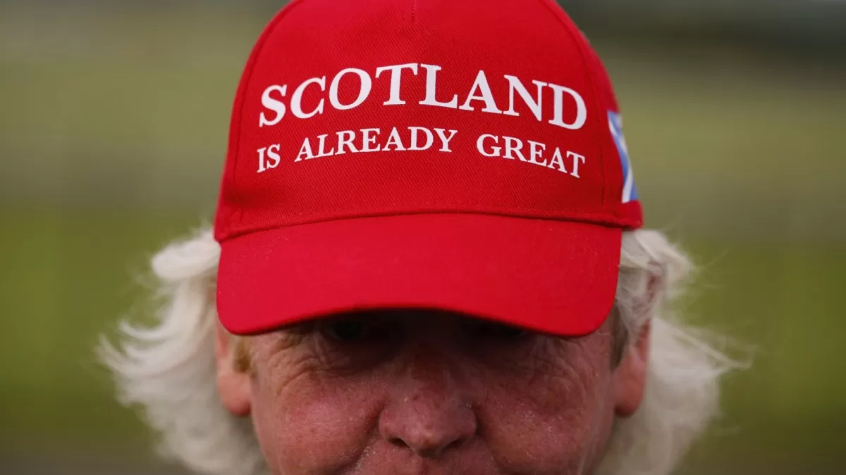 Мужчина в аэропорту Прествик перед прибытием президента США в Глазго. Надпись на бейсболке: «Шотландия уже великая» / Фото EPA