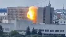 Момент попадания вражеского дрона по зданию Сумской областной администрации / Скриншот видео