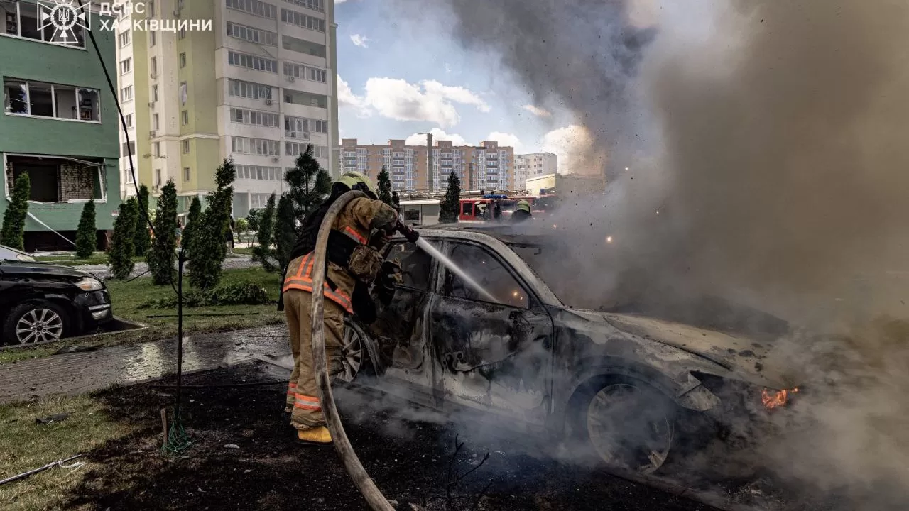 24 липня дві керовані авіабомби влучили у Шевченківському районі Харкова / Фото ДСНС
