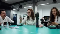 Юлія Свириденко (у центрі) у Esper Bionics, яке спеціалізується на біонічних протезах / Скріншот відео