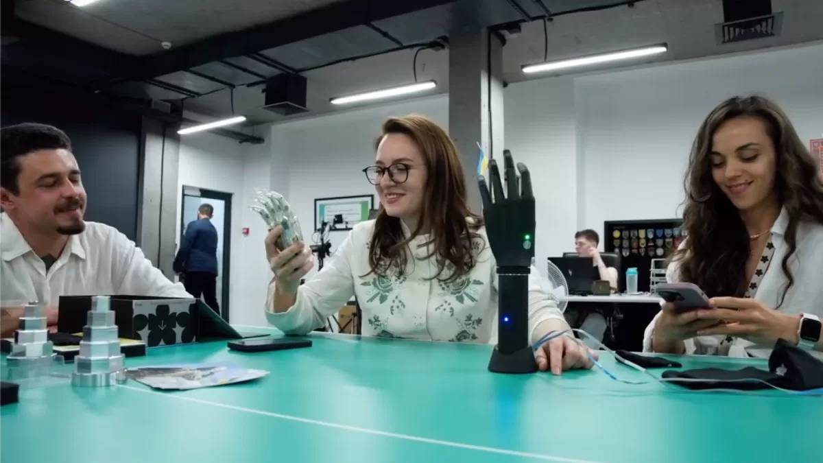 Юлія Свириденко (у центрі) у Esper Bionics, яке спеціалізується на біонічних протезах / Скріншот відео