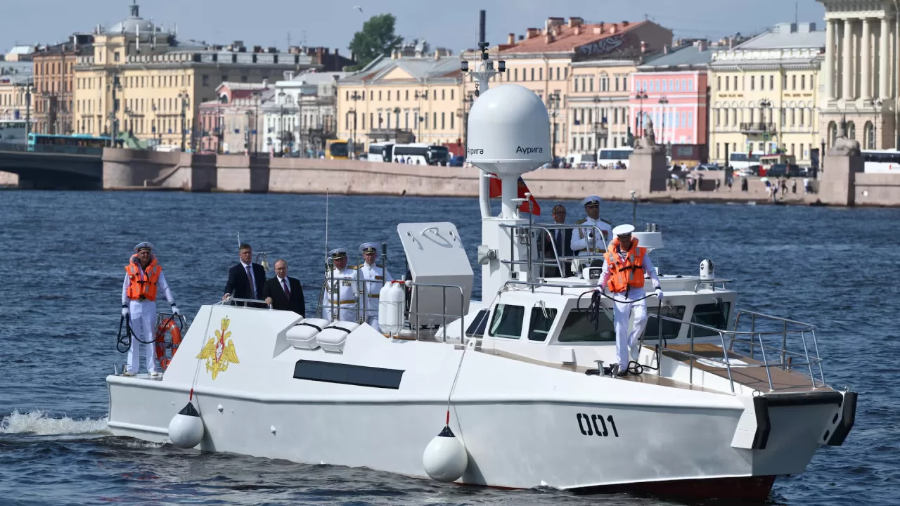 Путин на борту патрульного катера «Раптор» во время дня вмф россии в Санкт-Петербурге, 27 июля 2025 года / Фото Sputnik