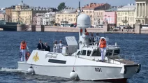 Путін на борту патрульного катера «Раптор» під час дня вмф росії в Санкт-Петербурзі, 27 липня 2025 / Фото Sputnik