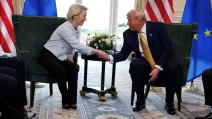 Президент США Дональд Трамп потискає руку президентці Європейської комісії Урсулі фон дер Ляєн у Тернберрі, Шотландія, Великобританія, 27 липня 2025 року / Фото: REUTERS