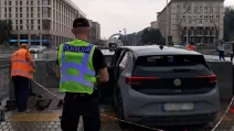 В Киеве водитель Volkswagen потерял управление и вылетел на тротуар / Фото: Полиция Киева