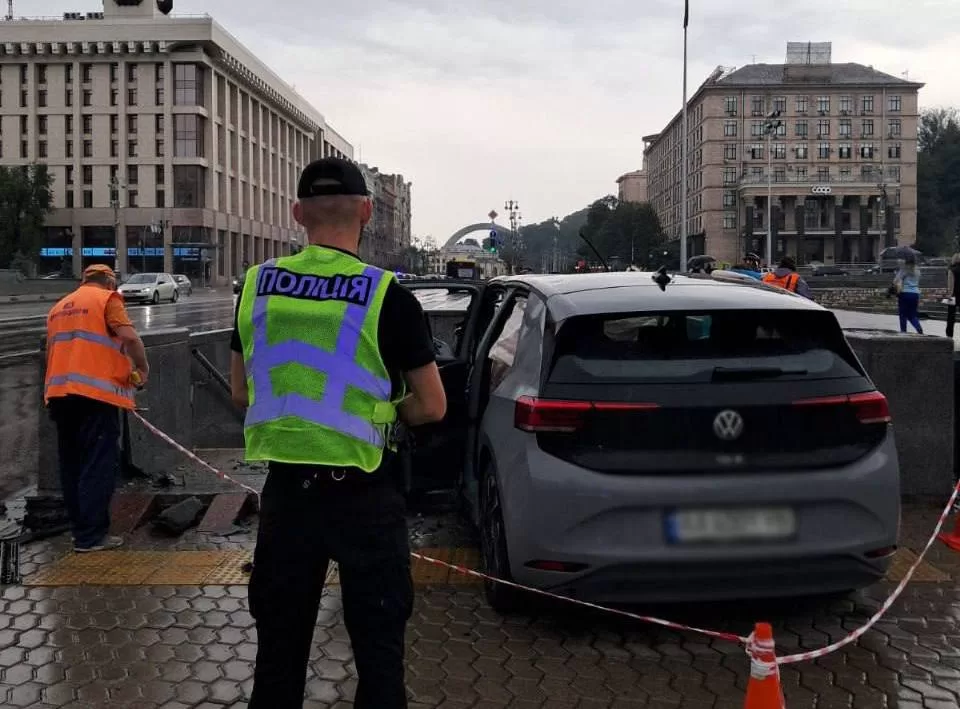 В Киеве водитель Volkswagen потерял управление и вылетел на тротуар / Фото: Полиция Киева
