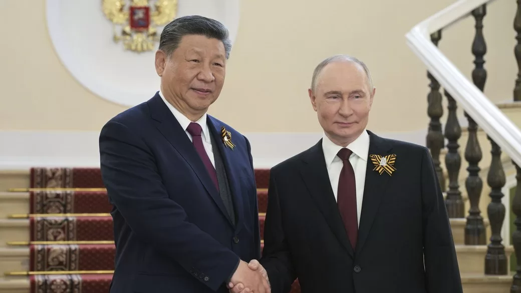 Глава России Владимир Путин приветствует Председателя Китая Си Цзиньпина / Фото: AP