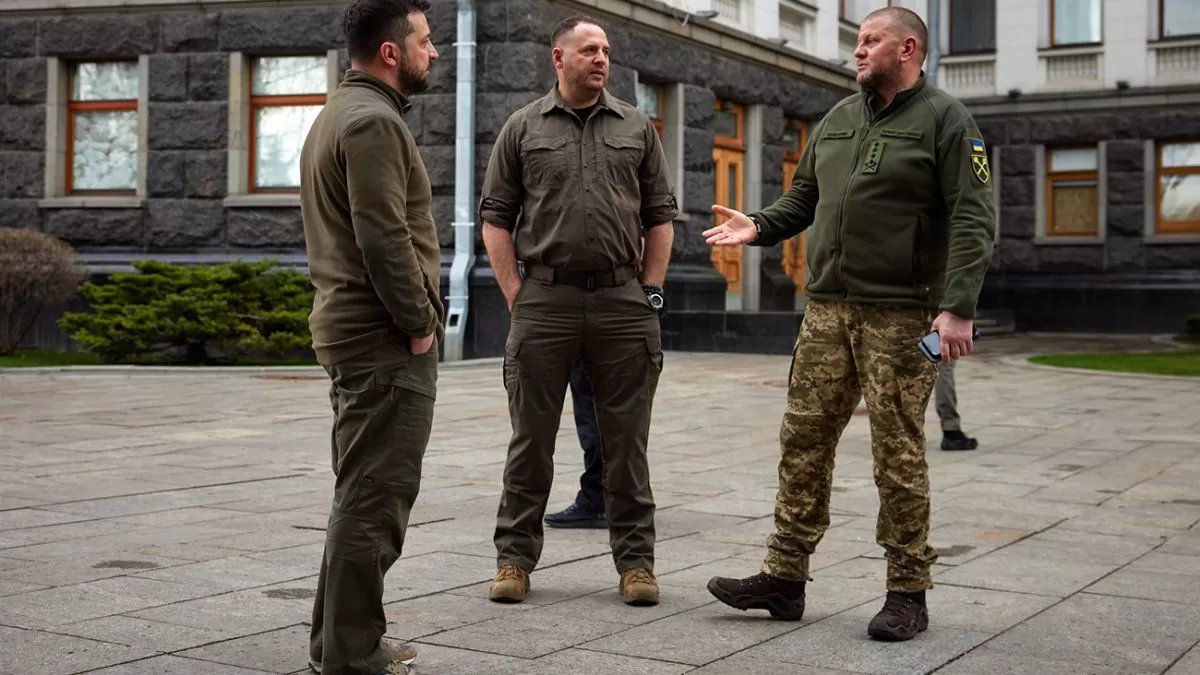 Президент України Володимир Зеленський, керівник ОП Андрій Єрмак та посол України у Британії Валерій Залужний / Фото: facebook.com/ganna_maliar
