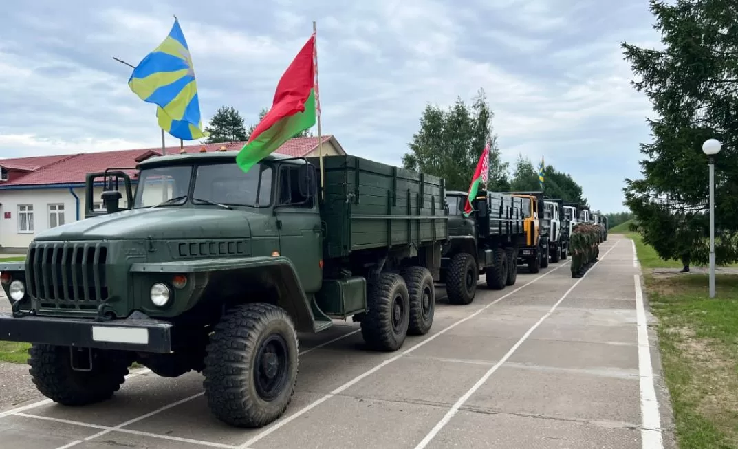 Військові вантажівки, виділені для збору урожаю / Фото: Міноборони Білорусі