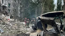 Спасатели на месте обстрела в Киеве / Фото: t.me/V_Zelenskiy_official