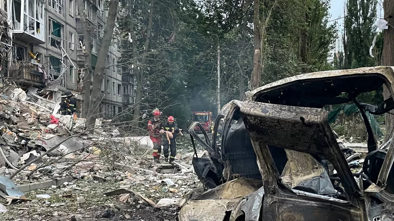 Спасатели на месте обстрела в Киеве / Фото: t.me/V_Zelenskiy_official