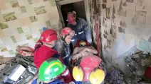 У Києві рятувальники дістали з-під завалів постраждалого / Фото: ДСНС