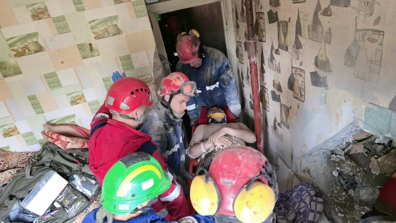 В Киеве спасатели извлекли из-под завалов пострадавшего / Фото: ГСЧС