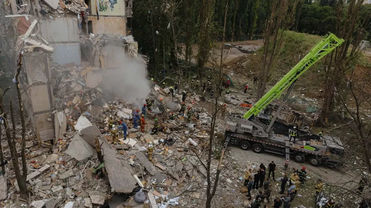 Последствия российской атаки в Святошинском районе Киева / Фото: МВД