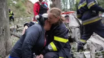 Психолог ГСЧС успокаивает женщину на месте российского удара / Фото: ГСЧС