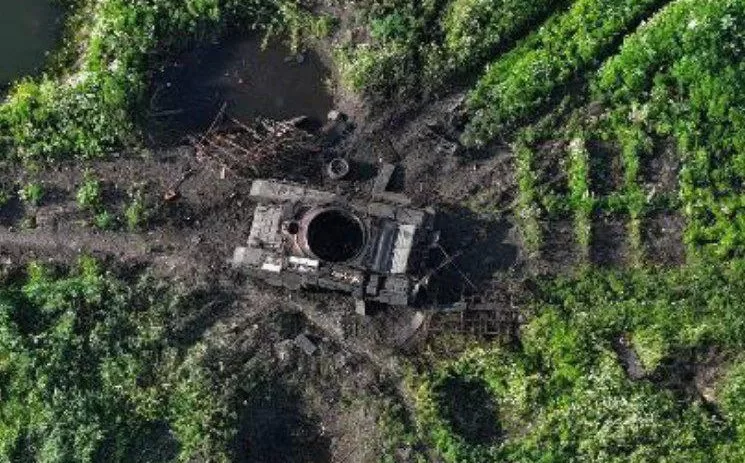 Уничтоженный российский танк на Донбассе / Фото: t.me/lost_warinua