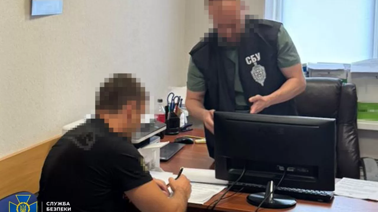 Оголошення підозри ексчиновнику Міноборони / Фото: СБУ