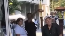 Мужчина, показывающий жест, похожий на нацистский салют / Кадр из видео