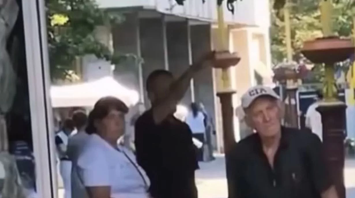 Чоловік, що показує жест, схожий на нацистський салют / Кадр з відео