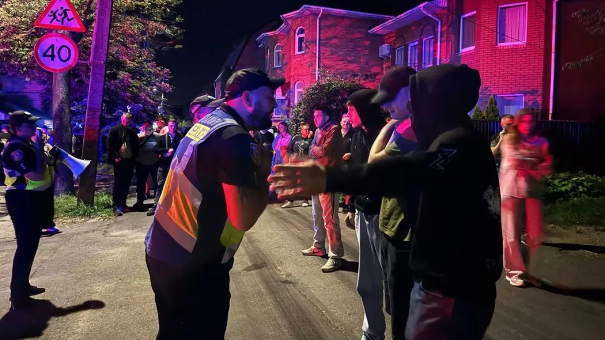 People are protesting near the local stadium, where men were likely brought as part of the mobilisation. Vinnytsia. 1 August 2025 / Photo: Suspilne Vinnytsia