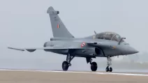 Винищувач Rafale на злітно-посадковій смузі під час церемонії введення в експлуатацію на авіабазі в Амбалі, Індія, 10 вересня 2020 / Фото Reuters