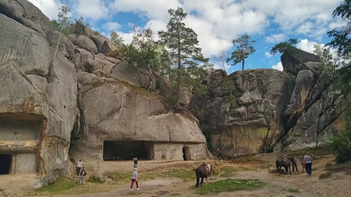 Скелі Довбуша. Яремче, Івано-Франківська область / Фото з Facebook Оксана Балясна