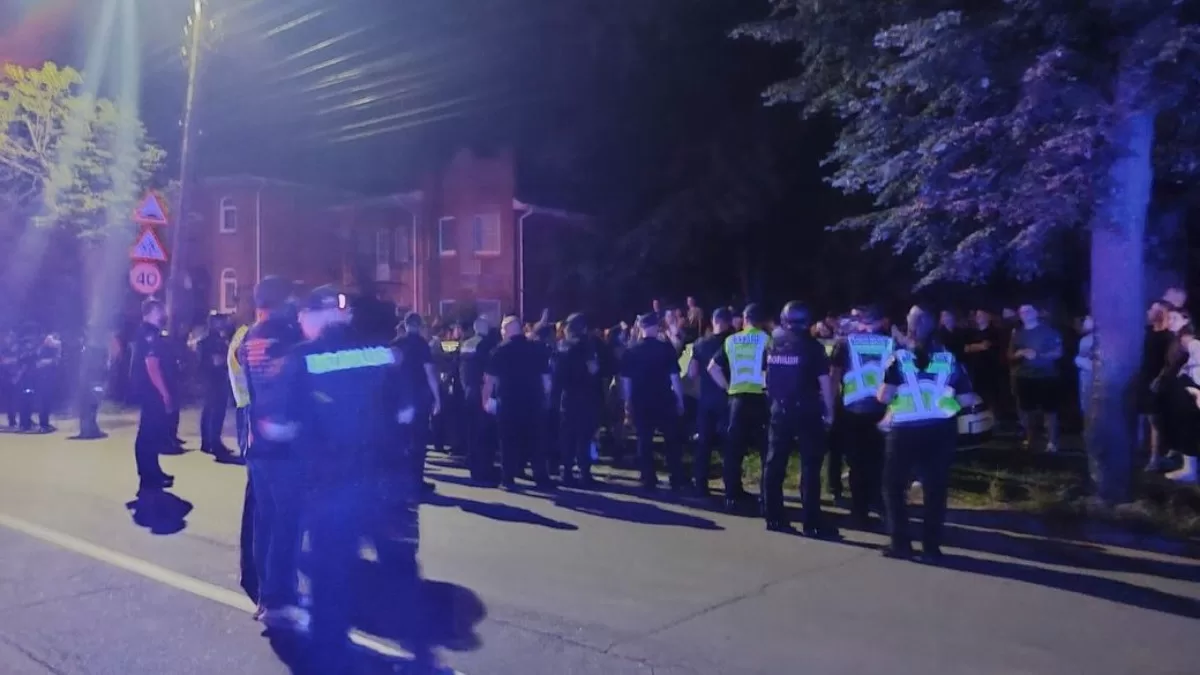 Люди митингуют возле стадиона, куда привезли мужчин в рамках мобилизации. Винница. 1 августа 2025 года. Иллюстративное фото / Фото Суспільне