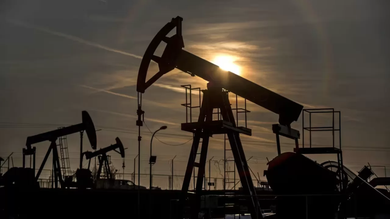 В декабре ОПЕК+ заявила, что начнет «постепенно» отменять сокращение добычи, но действовала гораздо быстрее и сейчас опережает график примерно на год / Фото Bloomberg