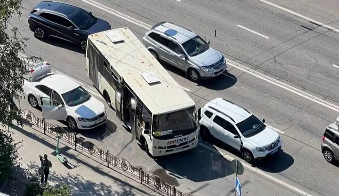 У ДТП за участі авто поліції у Києві постраждала жінка / Фото: t.me/kyivoperat