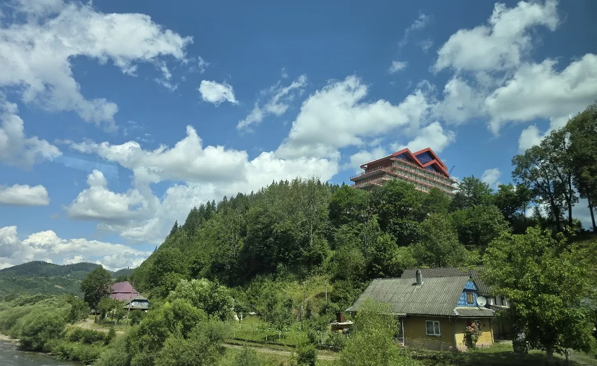 Готель у селі Сойми, Закарпаття / Фото: Головне в Україні