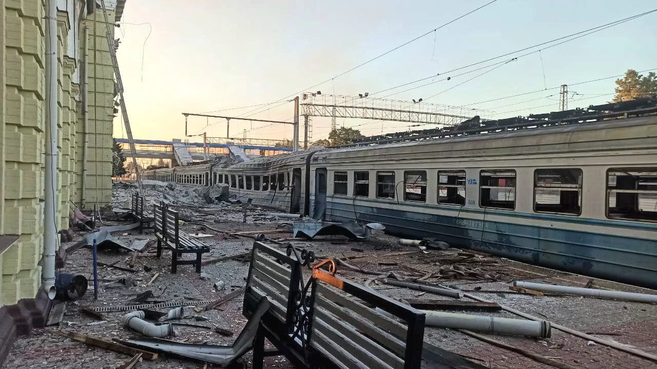 Пошкоджений залізничний вокзал у Лозовій / Фото: ДСНС