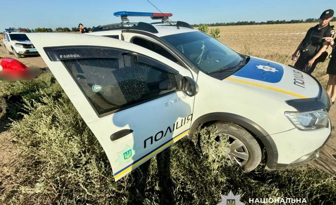 Пошкоджена внаслідок стрілянини поліцейська автівка / Фото: Нацполіція