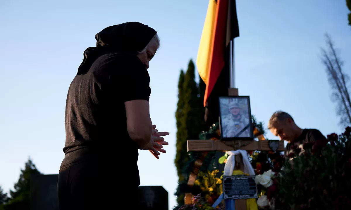 Женщина на могиле погибшего защитника / Фото: detector.media