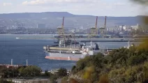 Нафтовий танкер пришвартований біля комплексу "Шесхаріс" / Фото: AP