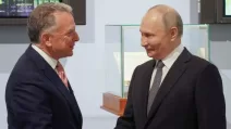 Керівник Росії Володимир Путін вітає представника президента США Дональда Трампа Стіва Віткоффа / Фото: Associated Press