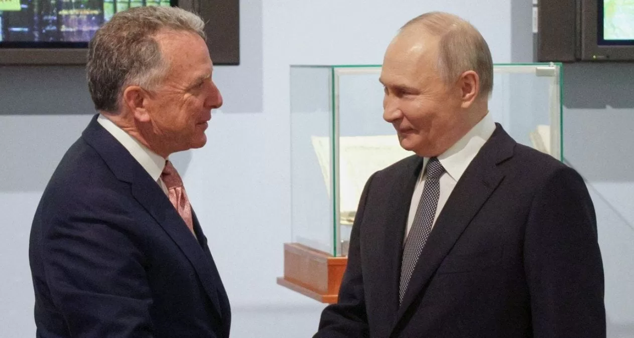 Керівник Росії Володимир Путін вітає представника президента США Дональда Трампа Стіва Віткоффа / Фото: Associated Press