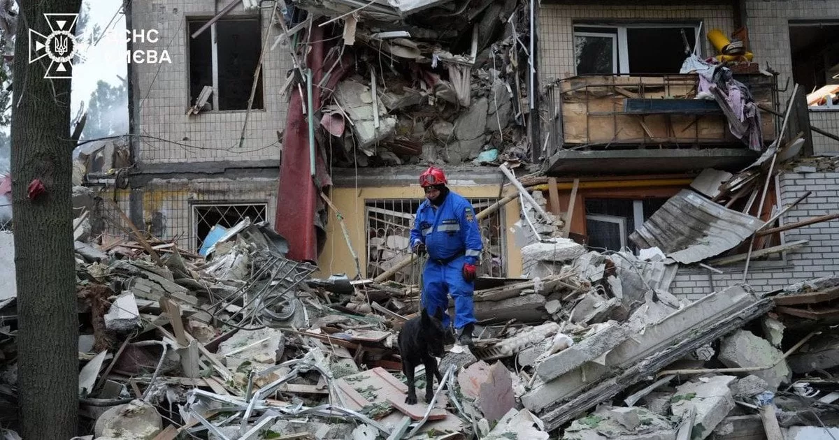 Последствия российской атаки в Святошинском районе Киева / Фото: ГСЧС