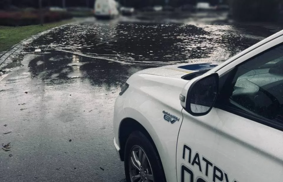 Патрульні на місці підтоплення у Києві / Фото: Патрульна поліція