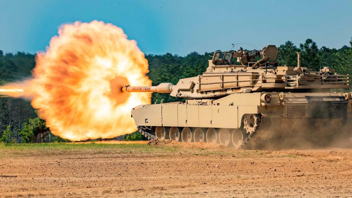 Момент пострілу зі 120-мм гармати танка M1A2 Abrams / Фото: US Army